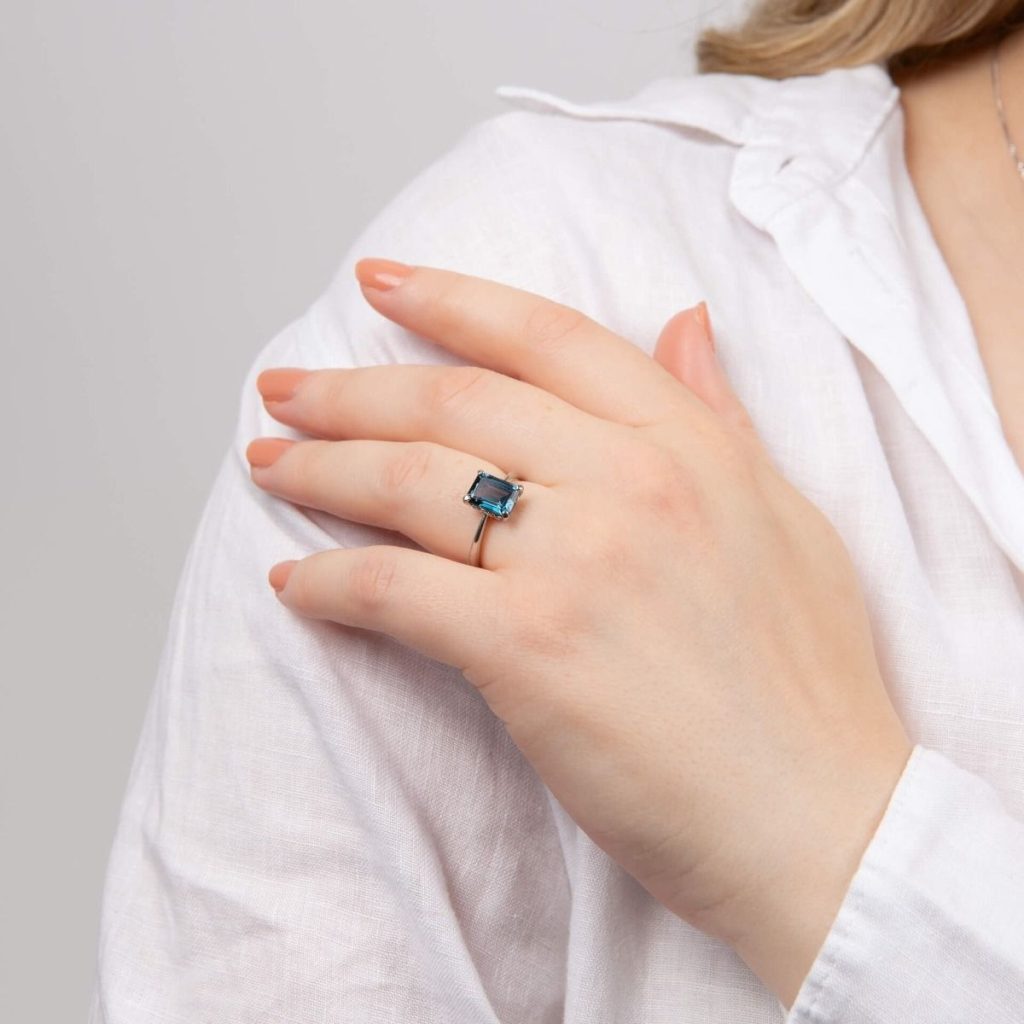 9ct White Gold London Blue Topaz Solitaire Ring 375 Hallmarked Sizes L - Q